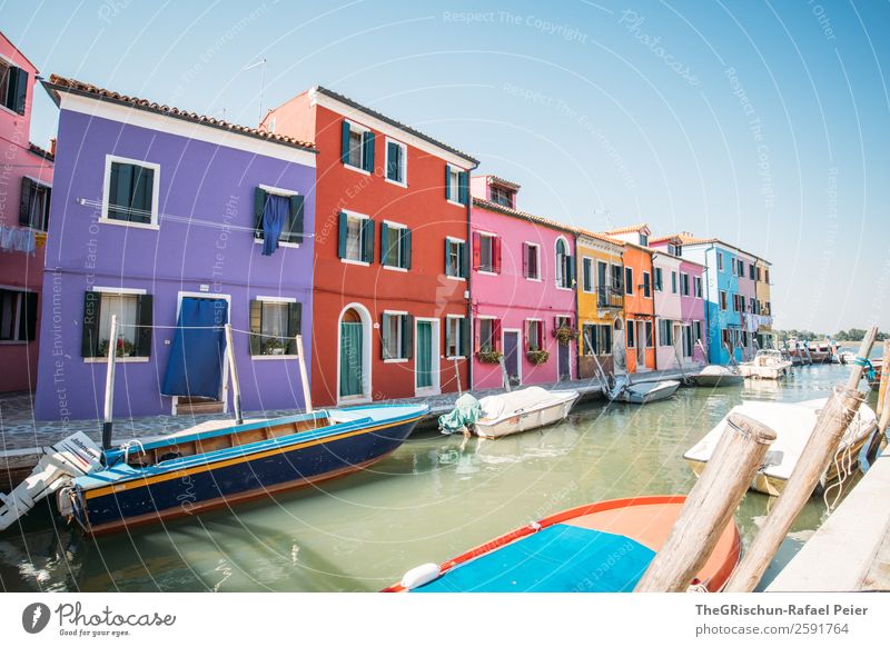 Burano Dorf Kleinstadt blau mehrfarbig gelb gold orange rot weiß Italien Schifffahrt violett Kanal Wasser Meerwasser Reisefotografie Ausflug Fenster Farbfoto