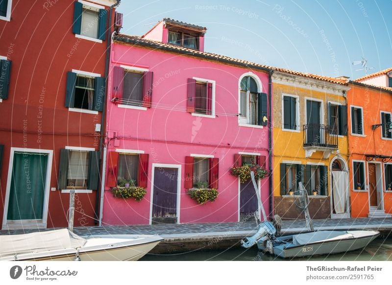 Burano Fischerdorf Kleinstadt mehrfarbig gelb violett orange rosa rot Schifffahrt Wasserfahrzeug Kanal Meerwasser Haus Tourismus Bekanntheit Italien Farbfoto