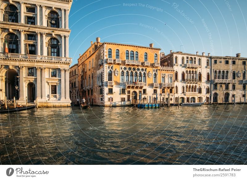 Venedig Kleinstadt Stadt Hafenstadt blau gelb gold Italien Haus Wasser Fenster Canal Grande Reisefotografie Städtereise Farbfoto Außenaufnahme Textfreiraum oben