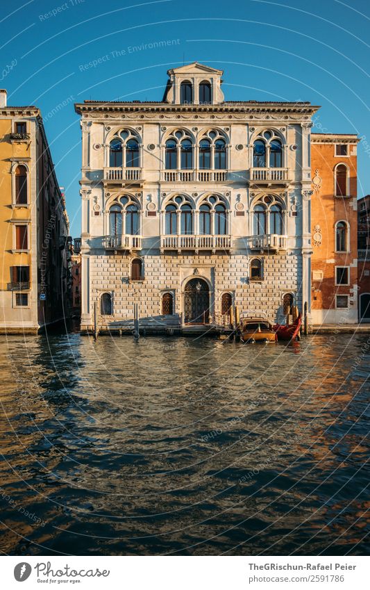 Venedig Kleinstadt Stadt Hafenstadt blau grau orange weiß Wasser Meerwasser Haus Fenster Detailaufnahme Italien Außenaufnahme Menschenleer Textfreiraum oben