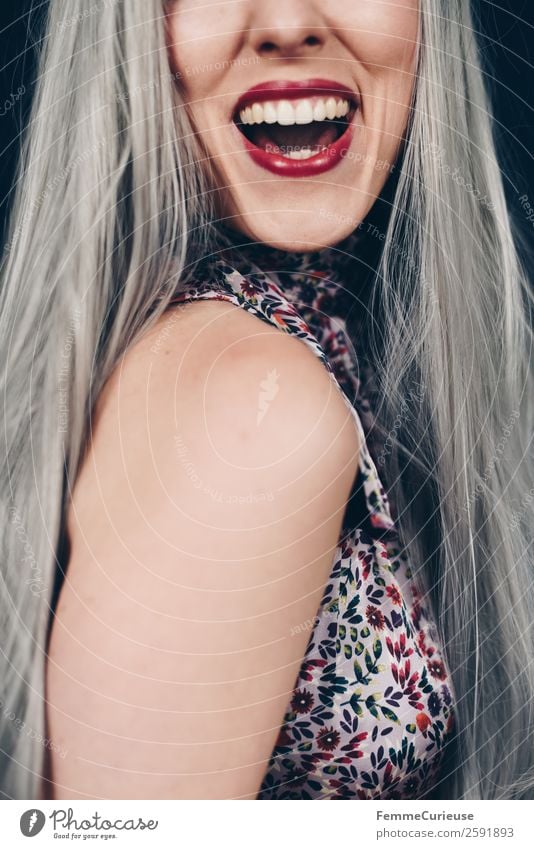 Young smiling woman with grey dyed hair elegant Stil feminin Junge Frau Jugendliche Erwachsene 1 Mensch 18-30 Jahre 30-45 Jahre Glück schön Zähne Lächeln lachen