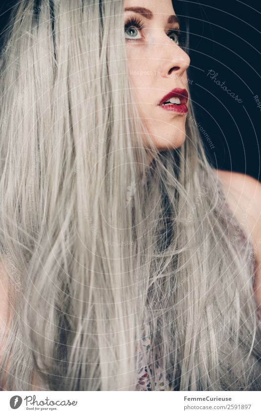 Woman with long grey dyed hair feminin Frau Erwachsene 1 Mensch 18-30 Jahre Jugendliche 30-45 Jahre Haare & Frisuren grau Farbe langhaarig glatte Haare