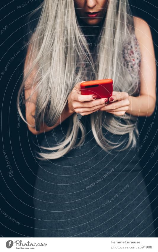 Woman with grey dyed hair using her phone Lifestyle elegant Stil feminin Junge Frau Jugendliche Erwachsene 1 Mensch 18-30 Jahre 30-45 Jahre Kommunizieren Handy