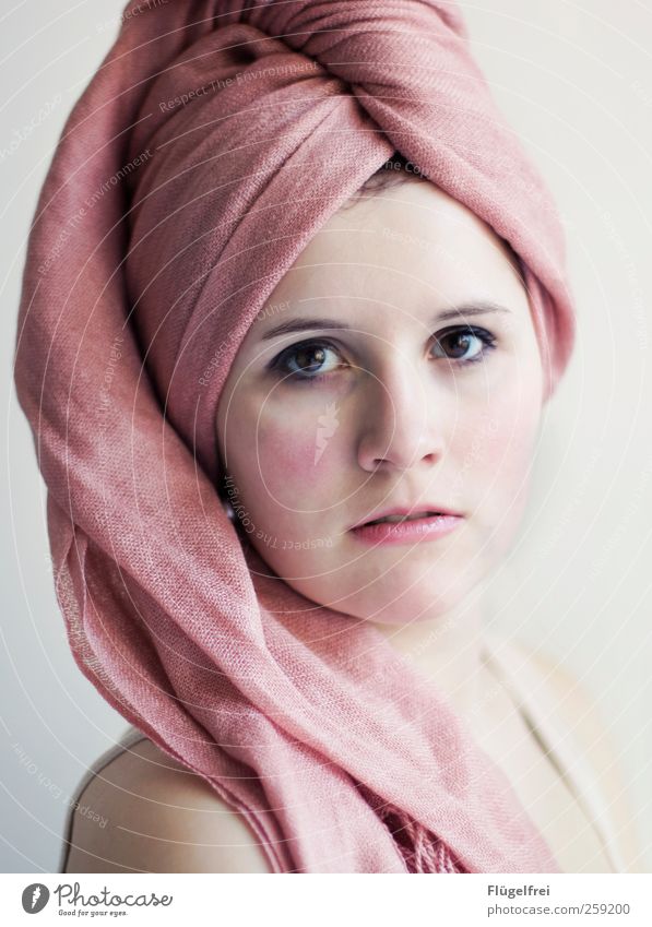 Zart feminin Junge Frau Jugendliche 1 Mensch 18-30 Jahre Erwachsene Blick selbstbewußt Turban Ohrringe rosa Auge Mund weich zart Stoff Textilien umhüllen