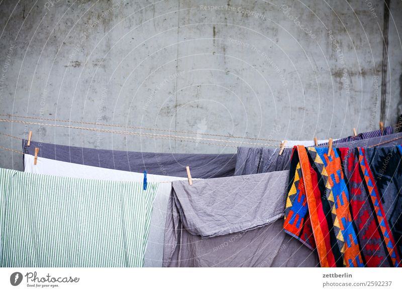 Wäsche auf der Leine Bekleidung Bettwäsche gewaschen große wäsche Seil Menschenleer Textfreiraum Textilien Tradition trocknen Wäscheleine Sauberkeit Haushalt
