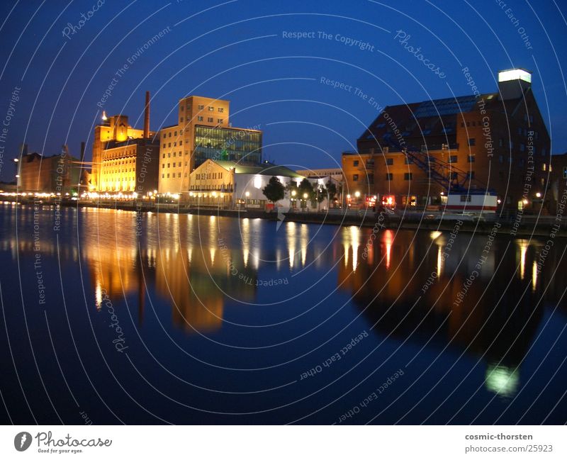 Promenade bei Nacht Duisburg Hafen Gebäude Architektur Langzeichbelichtung Fluss