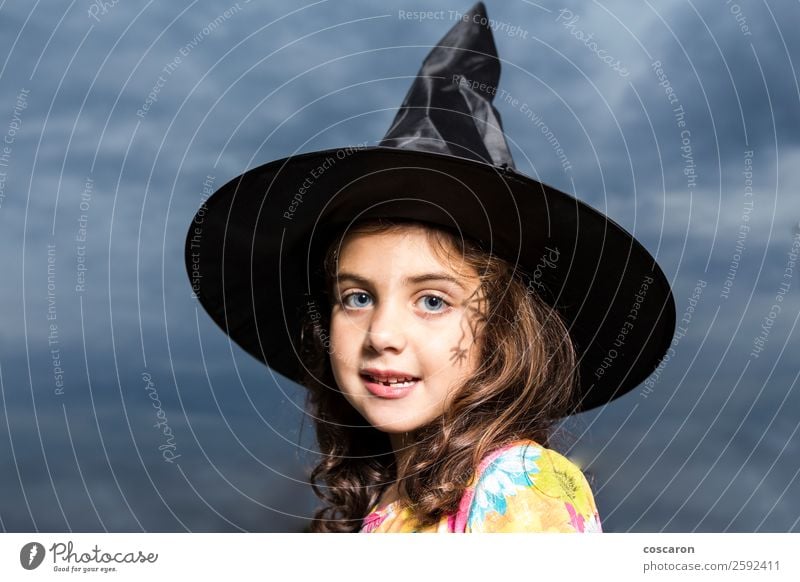 Mädchen verkleidet als Hexe an Halloween Karneval Kind feminin Frau Erwachsene 3-8 Jahre Kindheit Himmel Wolken Unwetter Kleid Hut brünett niedlich Wut Angst