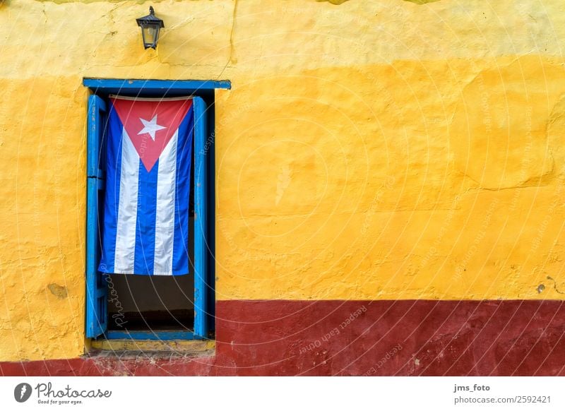 Willkommen auf Kuba Ferien & Urlaub & Reisen Tourismus Städtereise Architektur Dorf Haus Fassade Tür Fahne blau gelb rot Eingang Farbfoto Außenaufnahme