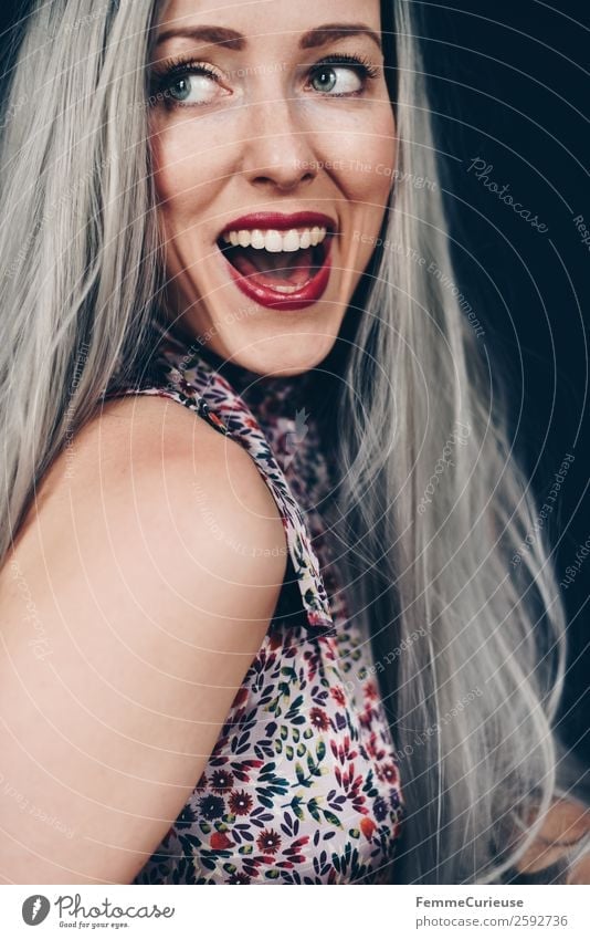 Lachende Frau mit langem grau gefärbten Haar feminin Erwachsene 1 Mensch 18-30 Jahre Jugendliche 30-45 Jahre schön Haare & Frisuren Lächeln Freude Farbe Bluse