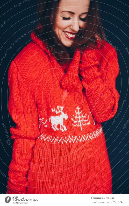 Brunette woman with red deer wool sweater feminin Frau Erwachsene 1 Mensch 18-30 Jahre Jugendliche 30-45 Jahre Wohlgefühl Haus freizeitmode Mode Wollpullover