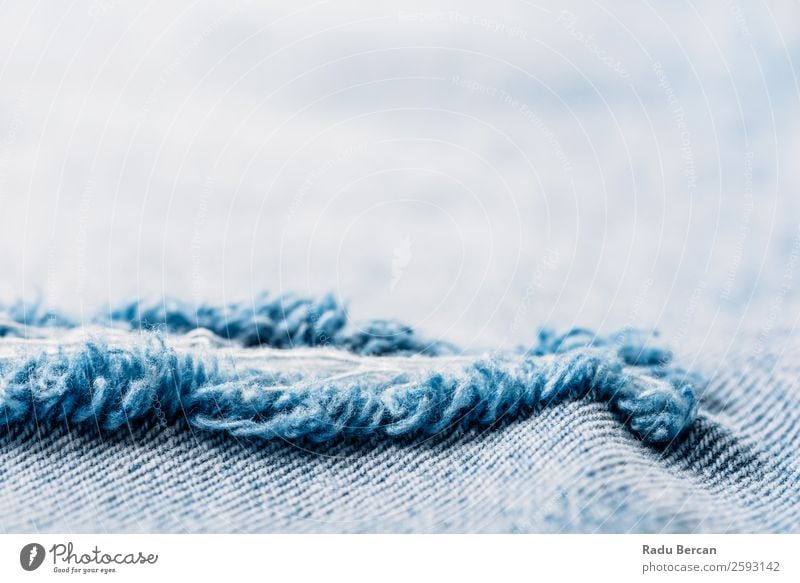 Denim Textur von zerrissenen Jeans Jeanshose gerissen Konsistenz Jeansstoff Hintergrundbild Stoff blau Muster Design lässig Textil Material alt Nahaufnahme Mode