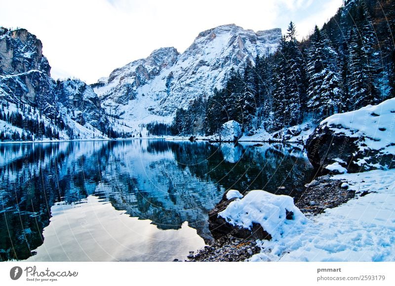 verschneiter Bergsee mit Bergen und blauem Himmel schön Ferien & Urlaub & Reisen Tourismus Abenteuer Sonne Winter Schnee Berge u. Gebirge