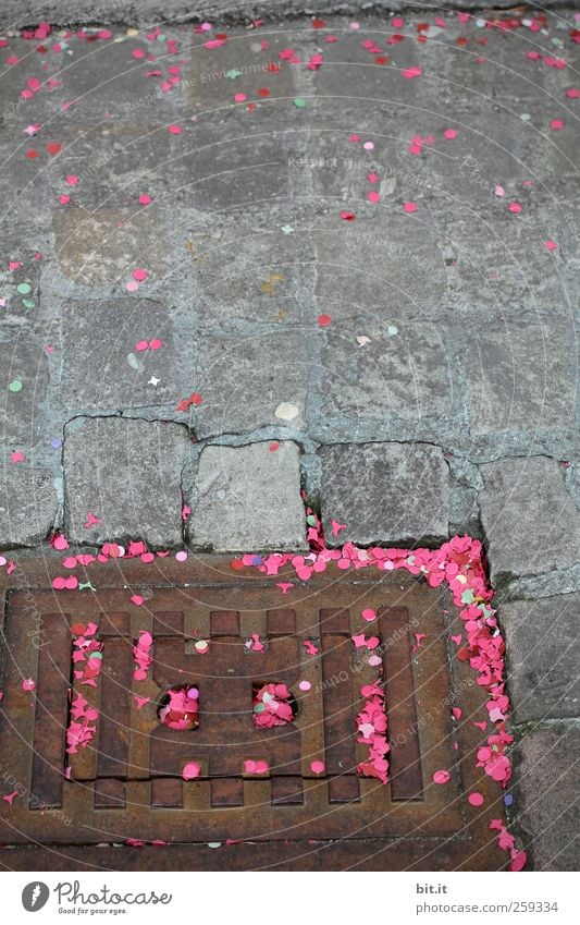 Überfüllung Feste & Feiern Karneval Platz Stein Stahl liegen dreckig unten grau rosa Freude Fröhlichkeit Lebensfreude Konfetti Kanalisation Gully Abfluss