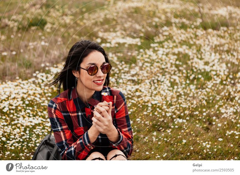 Hübsches brünettes Mädchen Lifestyle Freude Glück schön Gesicht Wellness Erholung Mensch Frau Erwachsene Natur Himmel Blume Gras Blüte Park Wiese Sonnenbrille