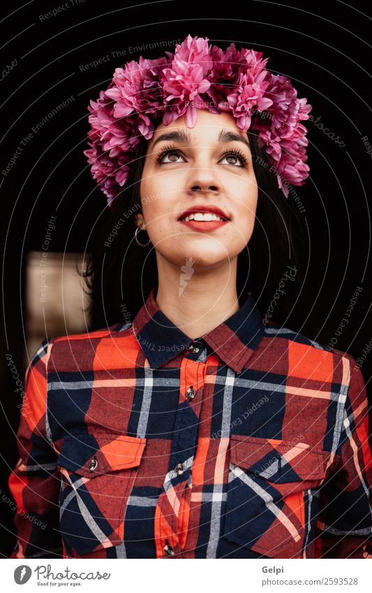 Brünettes Mädchen Stil Glück schön Gesicht Mensch Frau Erwachsene Natur Blume Blüte Mode brünett Denken Lächeln Fröhlichkeit frisch natürlich rosa rot schwarz