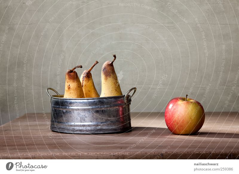 Apfel und Birnen Lebensmittel Frucht Ernährung Bioprodukte Vegetarische Ernährung Diät Holz Metall liegen ästhetisch glänzend saftig Sauberkeit Klischee süß