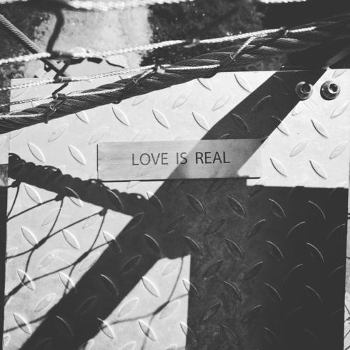 LOVE IS REAL Treppe Sehenswürdigkeit Wahrzeichen Zeichen Schriftzeichen Schilder & Markierungen Hinweisschild Warnschild Gefühle Stimmung Liebe Verliebtheit