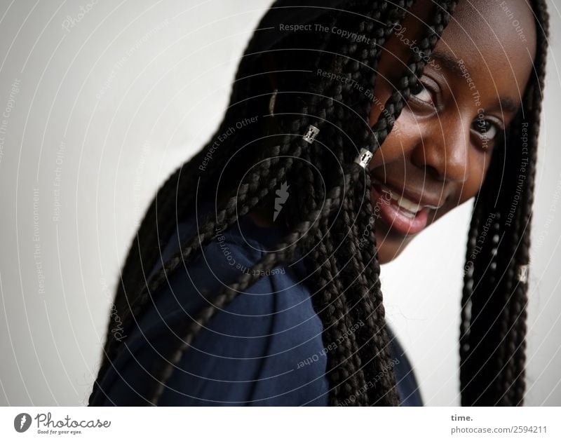 Gloria feminin Mädchen 1 Mensch Pullover Schmuck schwarzhaarig langhaarig Afro-Look beobachten entdecken Lächeln Blick Freundlichkeit schön Zufriedenheit