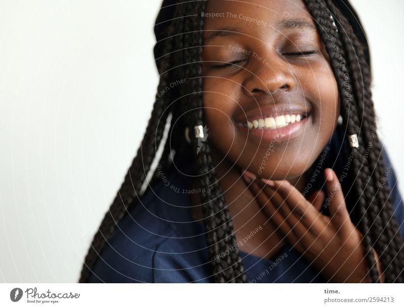 Emotion | Living for the Dreams feminin Mädchen 1 Mensch Pullover schwarzhaarig langhaarig Afro-Look festhalten genießen Lächeln lachen träumen schön Gefühle