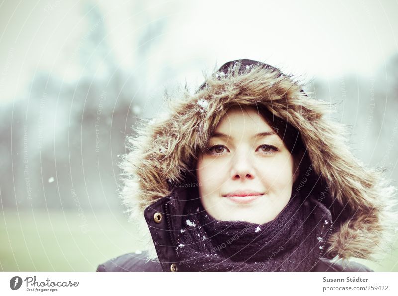 . feminin Kopf Gesicht 1 Mensch 18-30 Jahre Jugendliche Erwachsene Winter Schnee Schneefall Lächeln Mut Tatkraft Erfolg Kontakt Leichtigkeit Stolz träumen