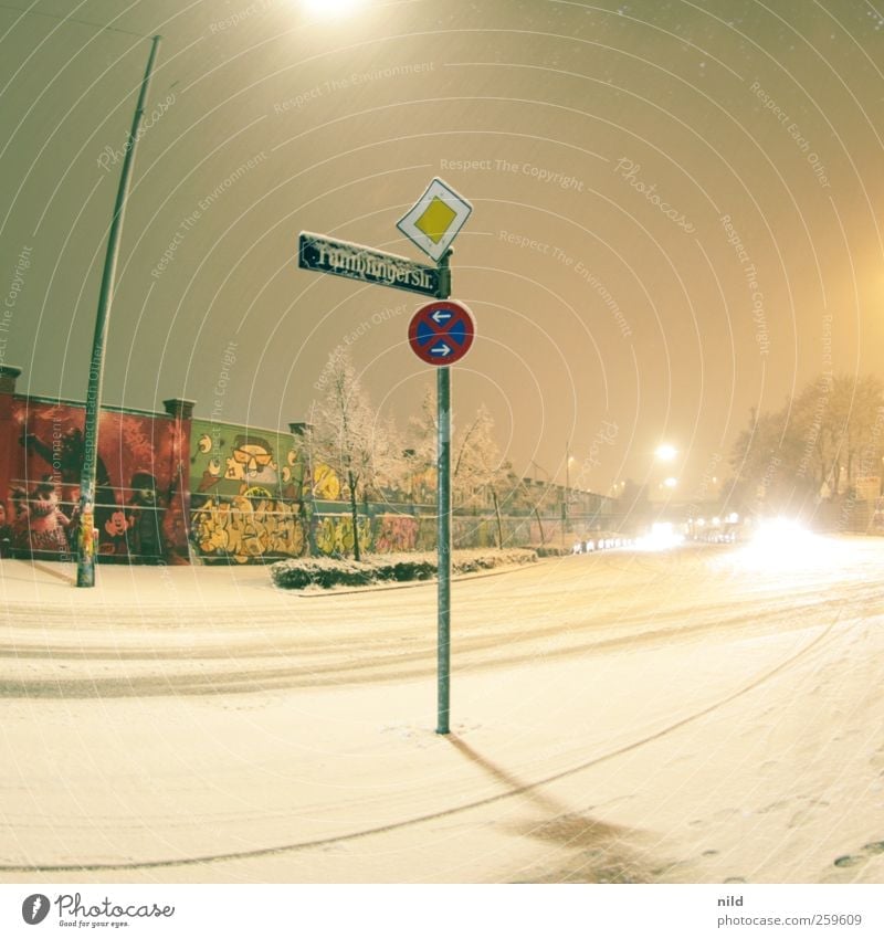 Tumblingerstraße Winter Wetter Schnee Schneefall München Stadt Menschenleer Bauwerk Mauer Wand Sehenswürdigkeit Verkehr Autofahren Straße Straßenkreuzung