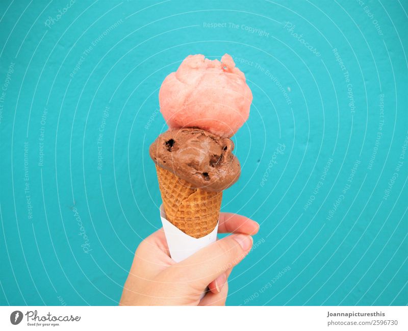 Ice Cream Lebensmittel Dessert Speiseeis Süßwaren Lifestyle Sommer Hand Mauer Wand Essen festhalten kalt lecker mehrfarbig rosa türkis Erfrischung