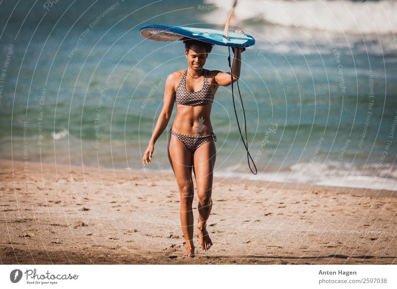 Surfermädchen mit blauem Single-Finne-Surfbrett aus dem Meer Lifestyle Ferien & Urlaub & Reisen Ausflug Abenteuer Freiheit Sommerurlaub Sonne Strand Insel