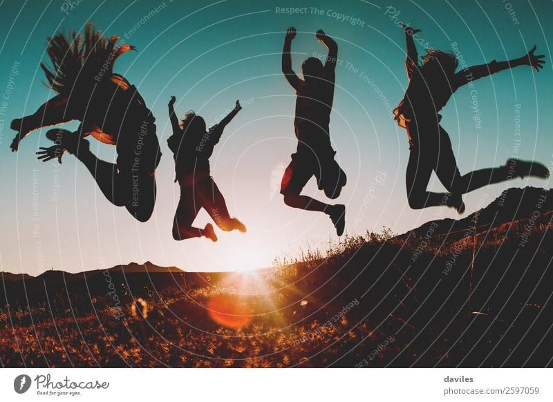 Vier Leute springen bei Sonnenuntergang. Lifestyle Freude Leben Ferien & Urlaub & Reisen Ausflug Sommerurlaub wandern Mensch Junge Frau Jugendliche Junger Mann