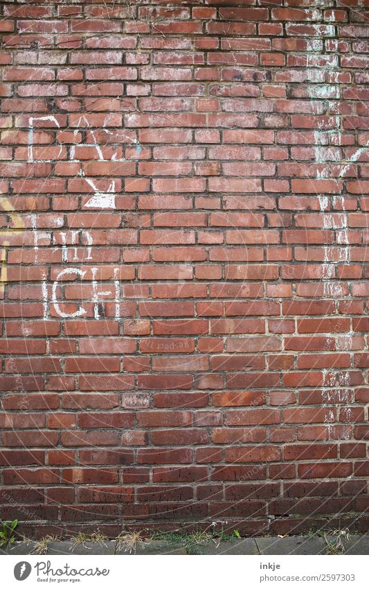 DAS bin ICH Lifestyle Menschenleer Mauer Wand Fassade Kreide Zeichen Schriftzeichen einfach Backstein Identität Pfeil Farbfoto Außenaufnahme Textfreiraum rechts