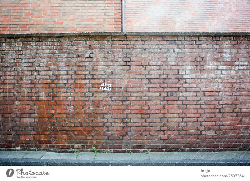 Köln Menschenleer Mauer Wand Fassade Backstein Faschist gegen Stein Zeichen Schriftzeichen Stimmung uneinig Verachtung Feindseligkeit trotzig