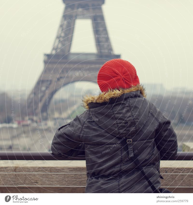 bonjour Frau Erwachsene 1 Mensch 45-60 Jahre schlechtes Wetter Paris Sehenswürdigkeit Tour d'Eiffel Mütze Blick stehen Reisefotografie Aussicht orange trist