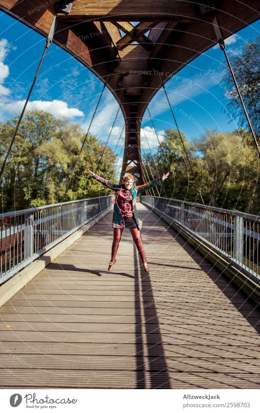 junge Frau springt auf Holzbrücke in die Luft 1 Mensch Junge Frau Schönes Wetter Blauer Himmel Wolken Fröhlichkeit frei Übermut springen Brücke Frankfurt Oder