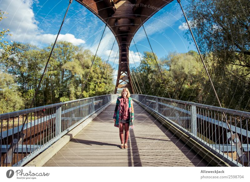 junge Frau auf Holzbrücke in Frankfurt 1 Mensch Junge Frau Schönes Wetter Blauer Himmel Wolken Fröhlichkeit frei laufen Spaziergang Brücke Frankfurt Oder