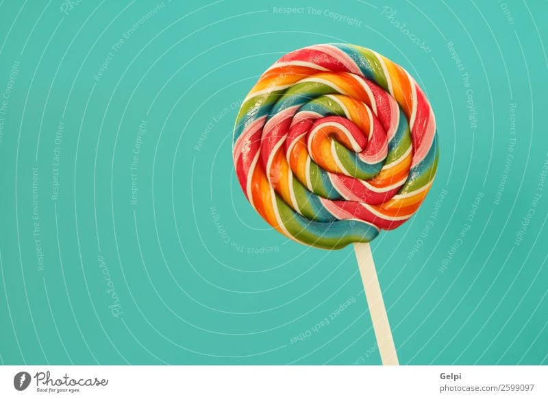 Schöner Lolli mit vielen Farben in einer Spirale auf blauem Hintergrund. Dessert Essen Freude Kindheit hell lecker retro rot weiß Bonbon Lebensmittel Lollipop