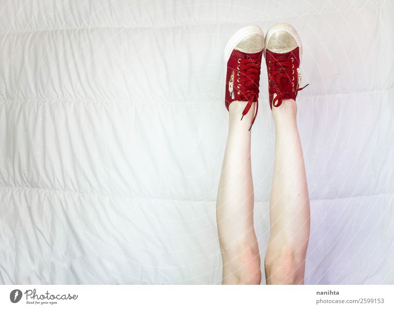 Kinderbeine mit roten Turnschuhen Lifestyle Stil Freude Körper Leben Mädchen Junge Kindheit Jugendliche Beine Schuhe genießen Wachstum sportlich dünn trendy
