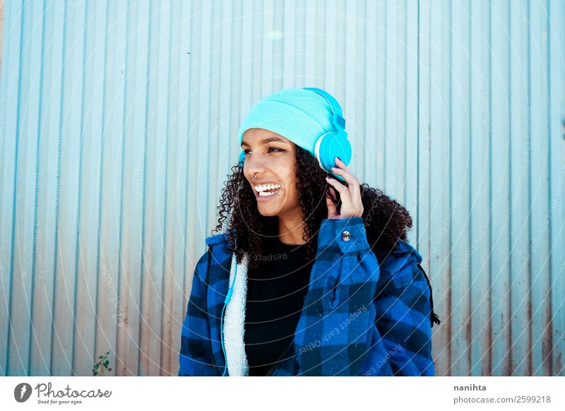 Junge Frau beim Musikhören Lifestyle Stil Haare & Frisuren Leben Freizeit & Hobby Winter Headset Technik & Technologie Unterhaltungselektronik Mensch feminin