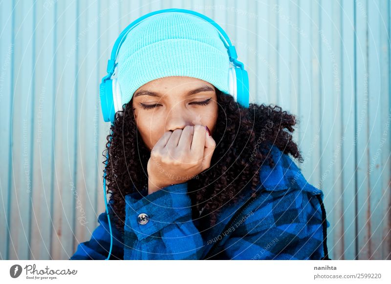 Junge Teenager-Frau beim Hören von Muscheln Lifestyle Stil Haare & Frisuren Leben Freizeit & Hobby Winter Musik Headset Technik & Technologie