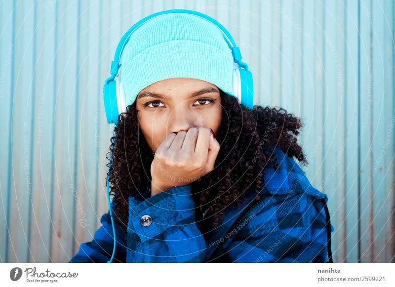 Junge Teenager-Frau beim Musikhören Lifestyle Stil Haare & Frisuren Leben Freizeit & Hobby Winter Headset Technik & Technologie Unterhaltungselektronik Mensch