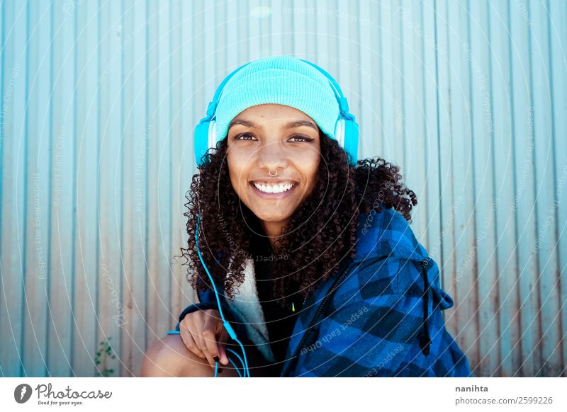 Junge Frau beim Musikhören Lifestyle Stil Haare & Frisuren Leben Freizeit & Hobby Winter Headset Technik & Technologie Unterhaltungselektronik Mensch feminin