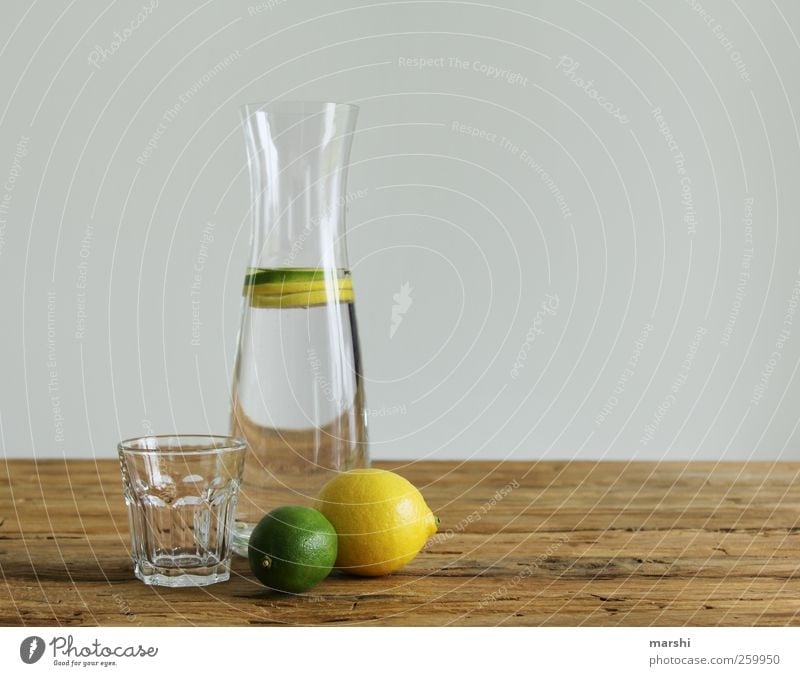 Wasser mit Schuss Getränk Erfrischungsgetränk Trinkwasser Limonade Flasche Glas sauer braun gelb grün Glasflasche Limone Zitrone zitronengelb Zitronensaft