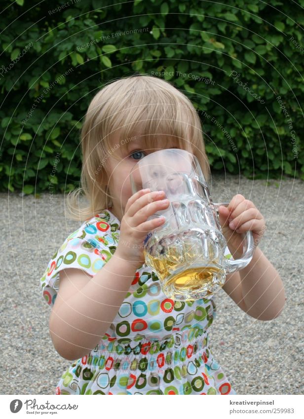 🍻Prost Getränk Limonade Bier Glas Alkohol Ausflug trinken Mensch Kind Kopf Haare & Frisuren Gesicht Auge Arme Hand Finger 1 1-3 Jahre Kleinkind Sommer Sträucher