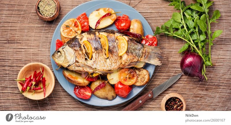 Fisch gebacken mit Gemüsebeilage Karpfen Mahlzeit gegrillt Abendessen Meeresfrüchte Zitrone Gesundheit Teller Lebensmittel Mittagessen Küche Speise Diät