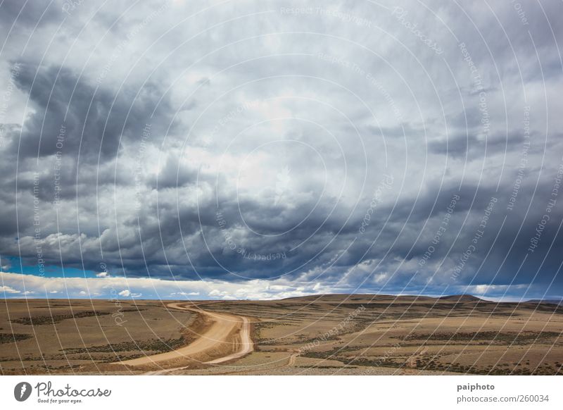 Straße und stürmische Wolken Abenteuer Argentinien schwarz blau braun Chile Wüste wüst Erde grau Einsamkeit Patagonien Regen abgelegen Himmel Unwetter dunkel