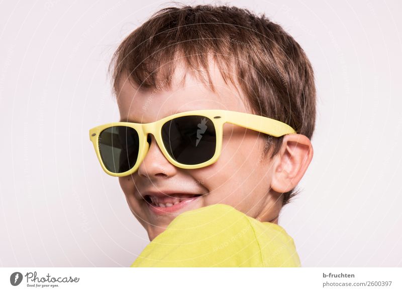 Kind mit Sonnenbrille Kopf Gesicht 3-8 Jahre Kindheit Brille beobachten Lächeln Blick Fröhlichkeit Neugier gelb Freude Coolness Freizeit & Hobby Sommer