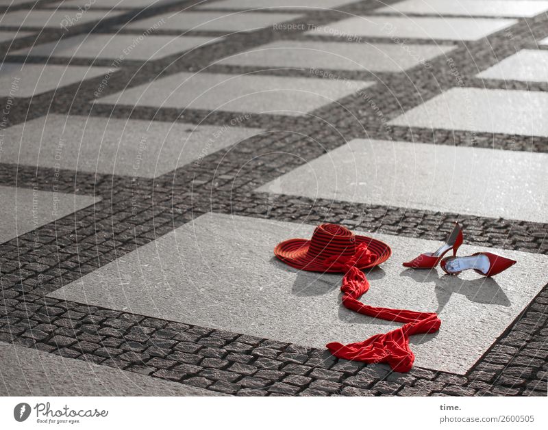 verlassen Chemnitz Platz Stoff Damenschuhe Hut liegen elegant grau rot Gefühle Müdigkeit Heimweh Enttäuschung Einsamkeit Erschöpfung ästhetisch Endzeitstimmung