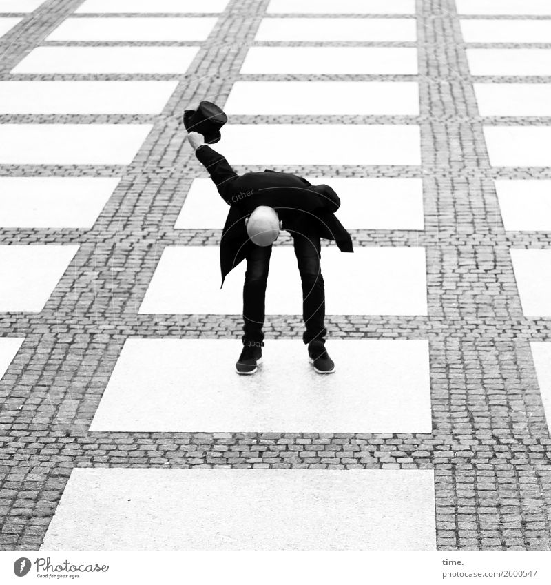 AST10 | da nich für maskulin Mann Erwachsene Mensch Chemnitz Stadtzentrum Platz Marktplatz Hose Jacke Frack Zylinder Stein Backstein festhalten stehen elegant