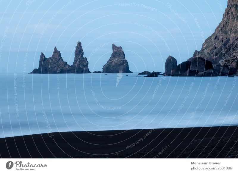 Felsen im Meer bei Vik, Island, Küste Menschenleer Strand Landschaft Natur Reisefotografie Abenteuer Außenaufnahme blau