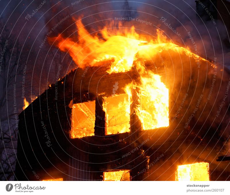 Feuer Brandstiftung brennen Holz Haus gelb orange Flamme Versicherung Desaster