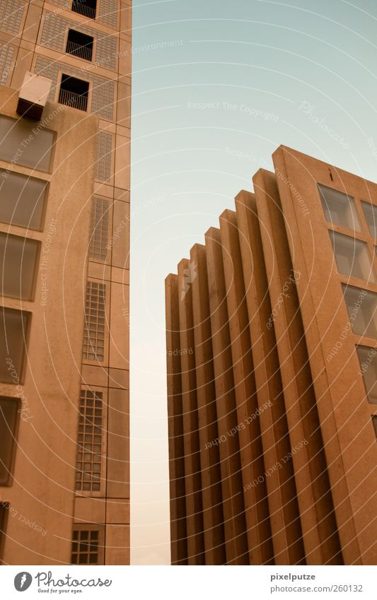 wachsende neubauten Stadt Skyline Hochhaus Architektur Fenster Farbfoto Textfreiraum rechts Textfreiraum oben Tag Froschperspektive