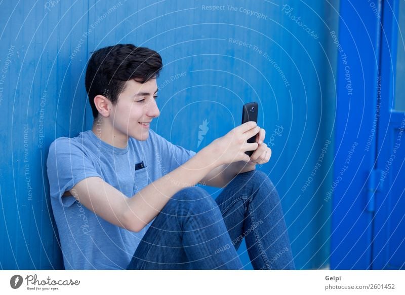 Porträt eines Teenagers Lifestyle Glück Gesicht Spielen Musik Telefon PDA Technik & Technologie Mensch Junge Mann Erwachsene Jugendliche Straße Mode hören
